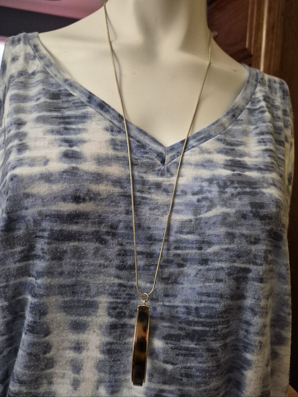 Gold Tone Snake Chain Long Lucite Marble Round Hoop Pendant Necklace